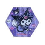 Caja hexagonal de 46 piezas con Kuromi bruja volando en escoba sobre fondo morado con estrellas y detalles rosados.