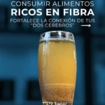 Vaso con bebida turbia y sedimentos en fondo azul, mensaje "Consume alimentos ricos en fibra"