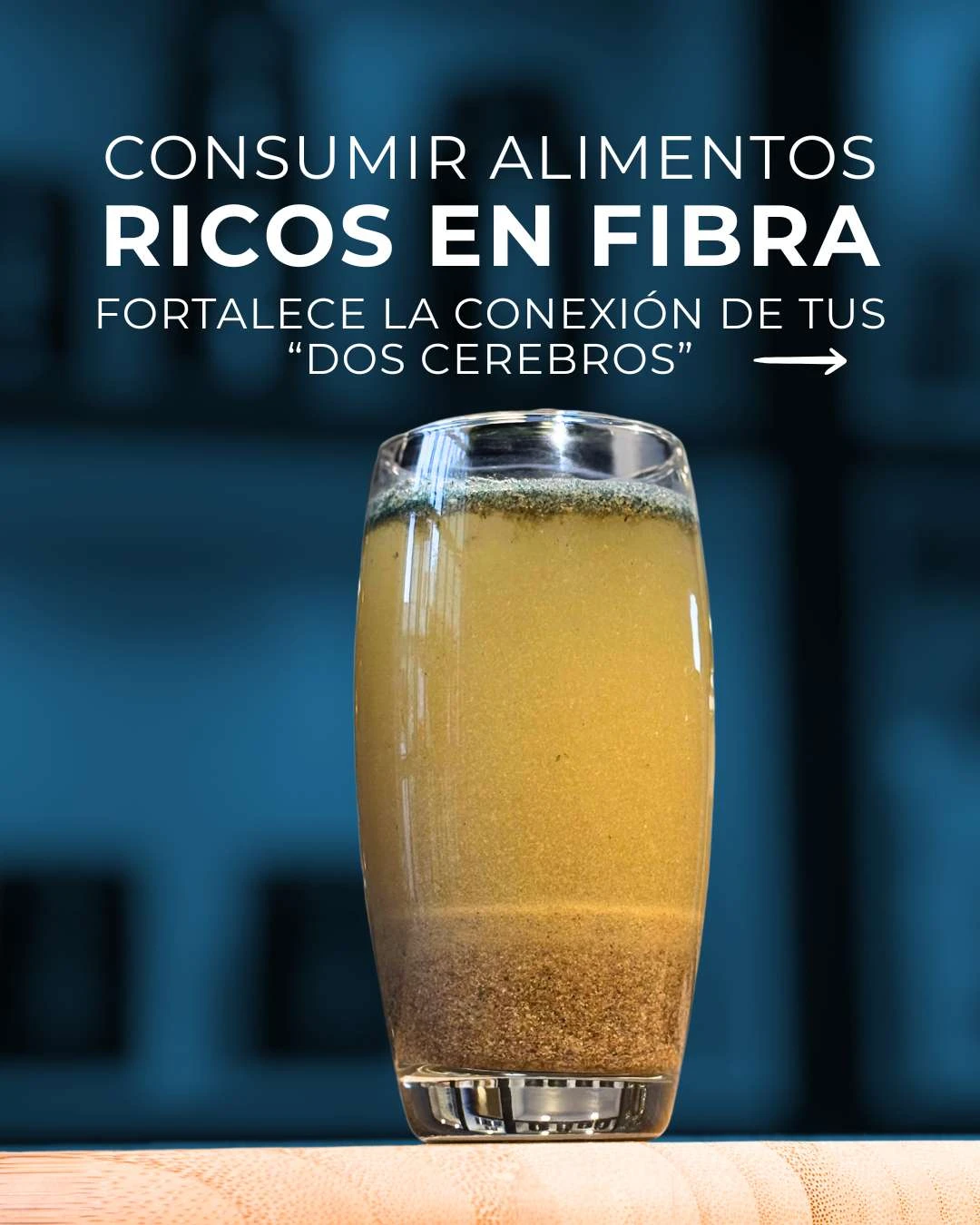 Vaso con bebida turbia y sedimentos en fondo azul, mensaje "Consume alimentos ricos en fibra"