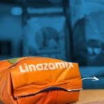 Bolsa naranja de Linazamix 450g con texto blanco sobre superficie de madera.