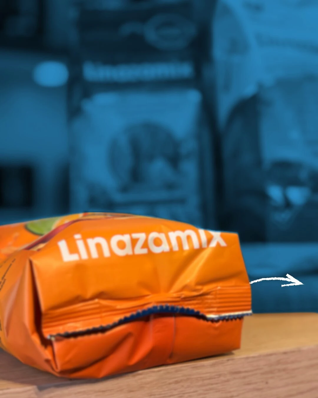 Bolsa naranja de Linazamix 450g con texto blanco sobre superficie de madera.