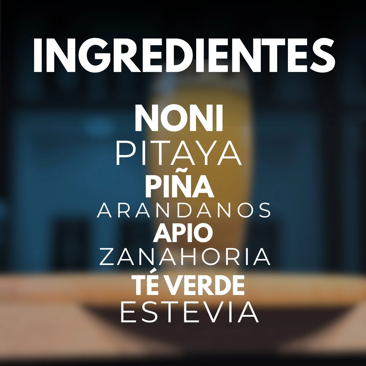 Texto sobre fondo difuminado: Ingredientes: Noni, Pitaya, Piña, Arándanos, Apio, Zanahoria, Té verde y Estevia.