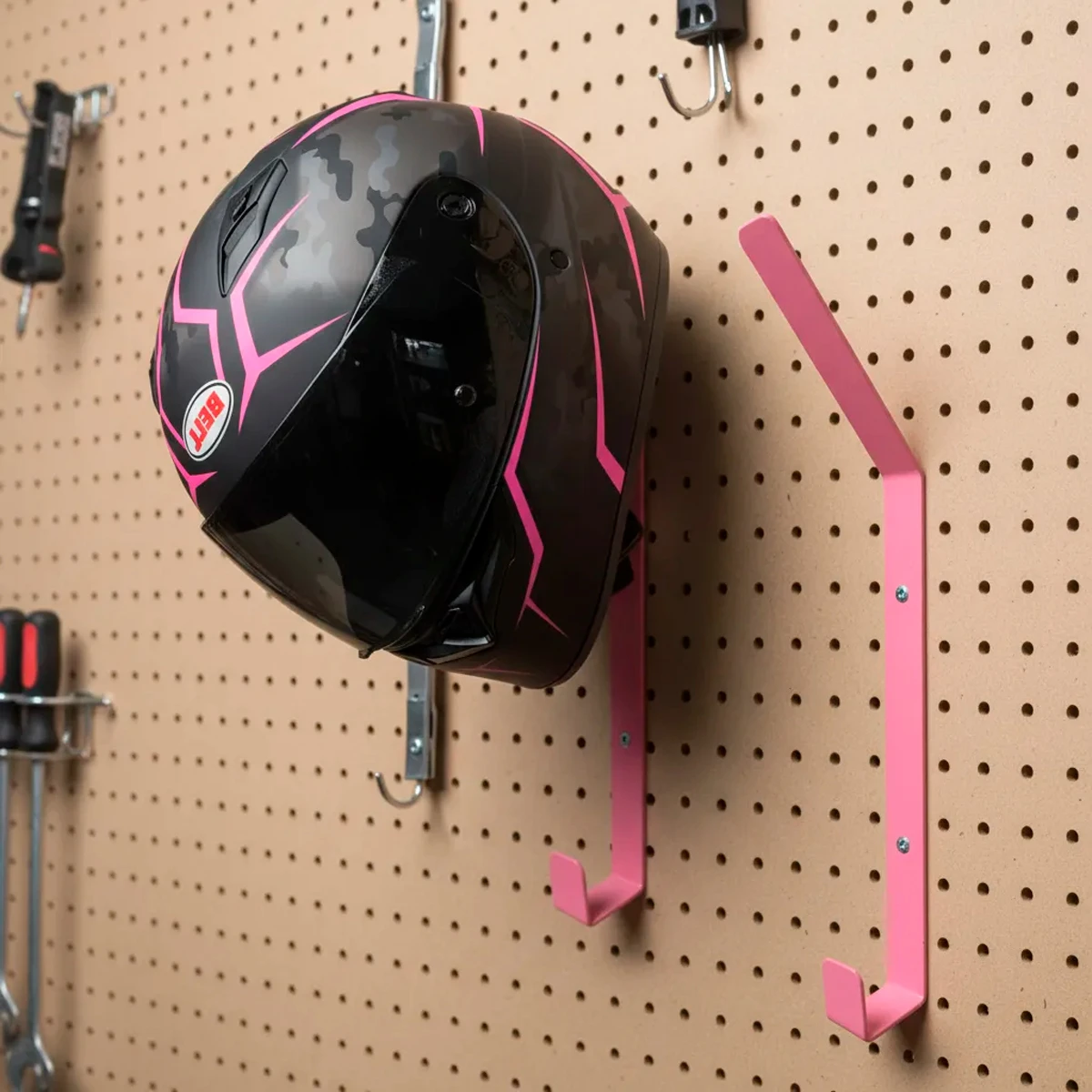 Set x2 bases rosadas para casco de moto, ideal para colgar en panel organizador.