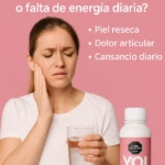 Mujer con dolor en la mandíbula sostiene vaso de agua junto a botella de YOI Colágeno Líquido, 1500 ml.