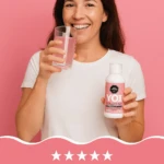Mujer sonriente bebe Colágeno Líquido YOT rosado, cuidando piel y articulaciones.