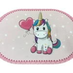 Tapete ovalado rosa con unicornio bebé, globo corazón y borde de encaje para habitación infantil.