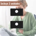 Set x2 pulseras antimareo negras con punto blanco para muñecas, usadas por mujer con suéter verde.