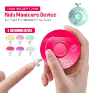 Lima eléctrica para uñas de bebé color rosa fucsia con diseño floral, incluye 6 cabezales de repuesto de colores y muestra su uso en una mano humana.