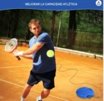 Tenista entrenando con pelota de tenis atada a base azul en cancha de arcilla.