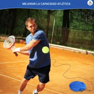 Tenista entrenando con pelota de tenis atada a base azul en cancha de arcilla.