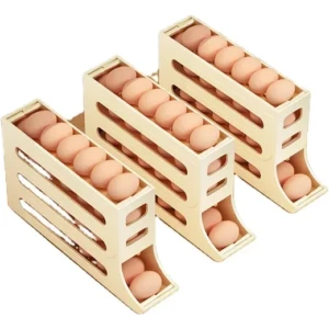Dispensadores de huevos beige inclinados para refrigerador, apilables, con huevos expuestos.