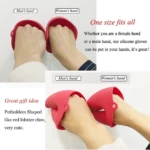 Pinza de silicona roja resistente al calor con forma de garra de langosta; incluye comparación de ajuste en manos de hombre y mujer.