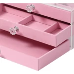 Joyero portátil rosa de 3 niveles con compartimentos y pomos de cristal, ideal para organizar accesorios.