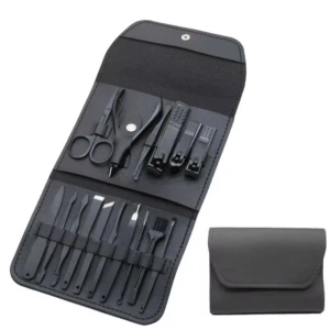 Set de manicura y pedicura en estuche negro abierto con herramientas y estuche cerrado a juego.