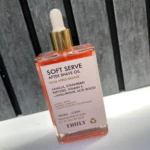 Aceite para después del afeitado Soft Serve de Truly, 90 ml, con extractos de vainilla y fresa, en envase de vidrio con gotero dorado.