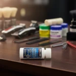 Botella de Minoxidil Kirkland 5% para hombres sobre mesa de barbería, promueve crecimiento de cabello.