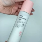 Tonico facial hidratante Bioaqua con ácido hialurónico y rosa, en botella blanca con tapa rosa.