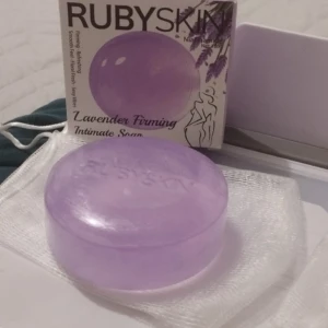 Jabón íntimo Rubyskin lavanda, firmeza, suave, refrescante, con Niacinamida.