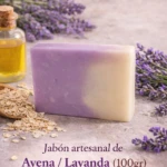 Jabón artesanal de avena y lavanda, bicolor, junto a avena y flores de lavanda.