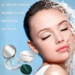 Matificante facial Marbella Beauty en presentación compacta con aplicador, modelo aprobada de agua.