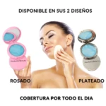 Mujer aplica polvo matificante facial Marbella Beauty en rosado y plateado. Cobertura todo el día.