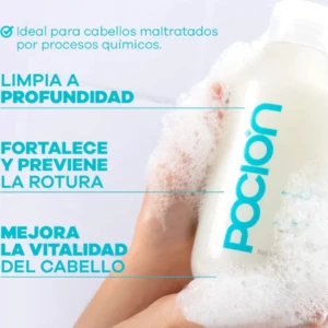 Botella de shampoo Pocion con espuma en manos, ideal para cabello maltratado, limpia, fortalece y mejora vitalidad.