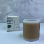 Cinta de silicona para cicatrices en rollo color piel junto a su caja informativa que indica medidas de 4 cm por 1.5 m para tratamiento dermatológico.