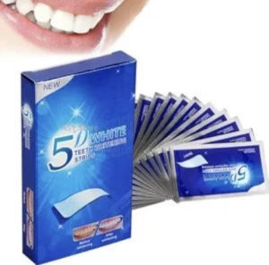 Caja azul de tiras blanqueadoras dentales 5D White con sobres individuales en abanico y muestra de resultados antes y después del tratamiento.