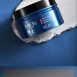 Cera para cabello para hombres VEZE, fijación duradera, en envase azul metálico con detalles blancos sobre fondo azul con textura de crema.