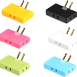 Set de 2 adaptadores de corriente de 3 enchufes en colores amarillo, rosa, verde, azul, blanco y negro.