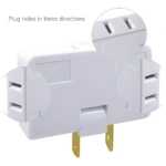 Adaptador de toma de corriente blanco con 3 puertos en tres direcciones, ideal para maximizar enchufes.
