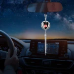Adorno colgante plata con emblema rojo y blanco para retrovisor de automóvil.