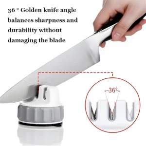 Afilador de cuchillos plateado y blanco con ángulo de 36 grados, muestra su uso para afilar un cuchillo.