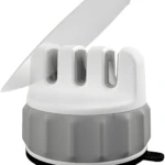 Afilador de cuchillos blanco y gris de 3 niveles con cuchilla de metal en uso.