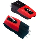 Dos agujas universales para tocadiscos fonógrafo, una roja y negra en vista superior y otra en vista inferior con marcas R y L.