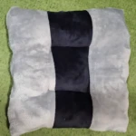 Cojín ergonómico gris y negro para silla, textura suave, alivia presión y mejora postura.