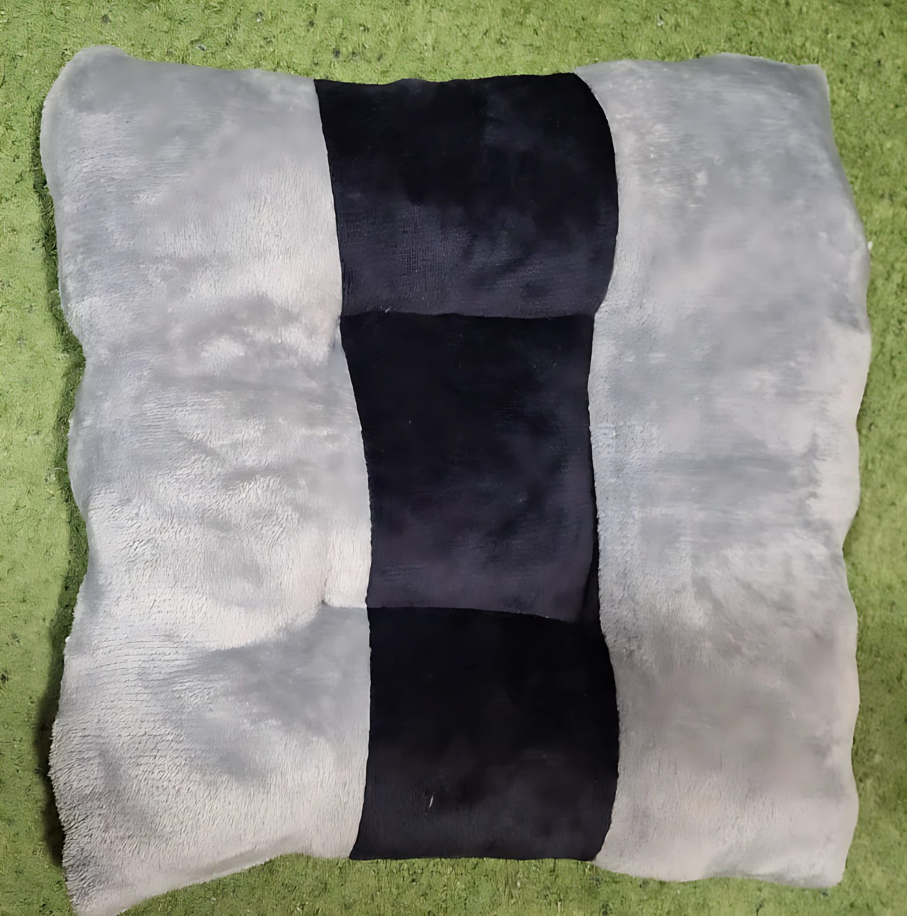 Cojín ergonómico gris y negro para silla, textura suave, alivia presión y mejora postura.