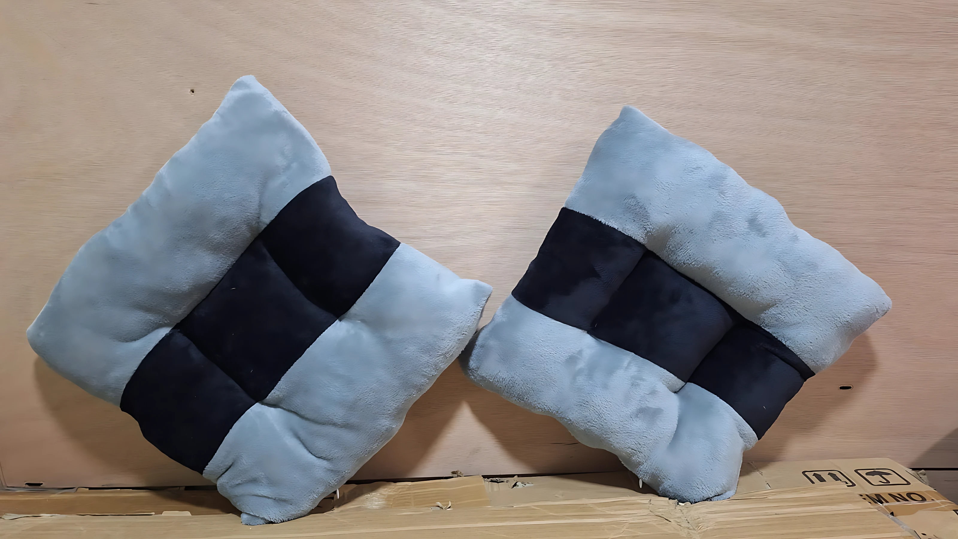 Cojines ergonómicos cuadrados, gris claro y negro, con textura suave, para mejorar postura en sillas.