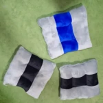 Cojines ergonómicos grises con franjas azules o negras, para sillas, alivian presión y mejoran postura.