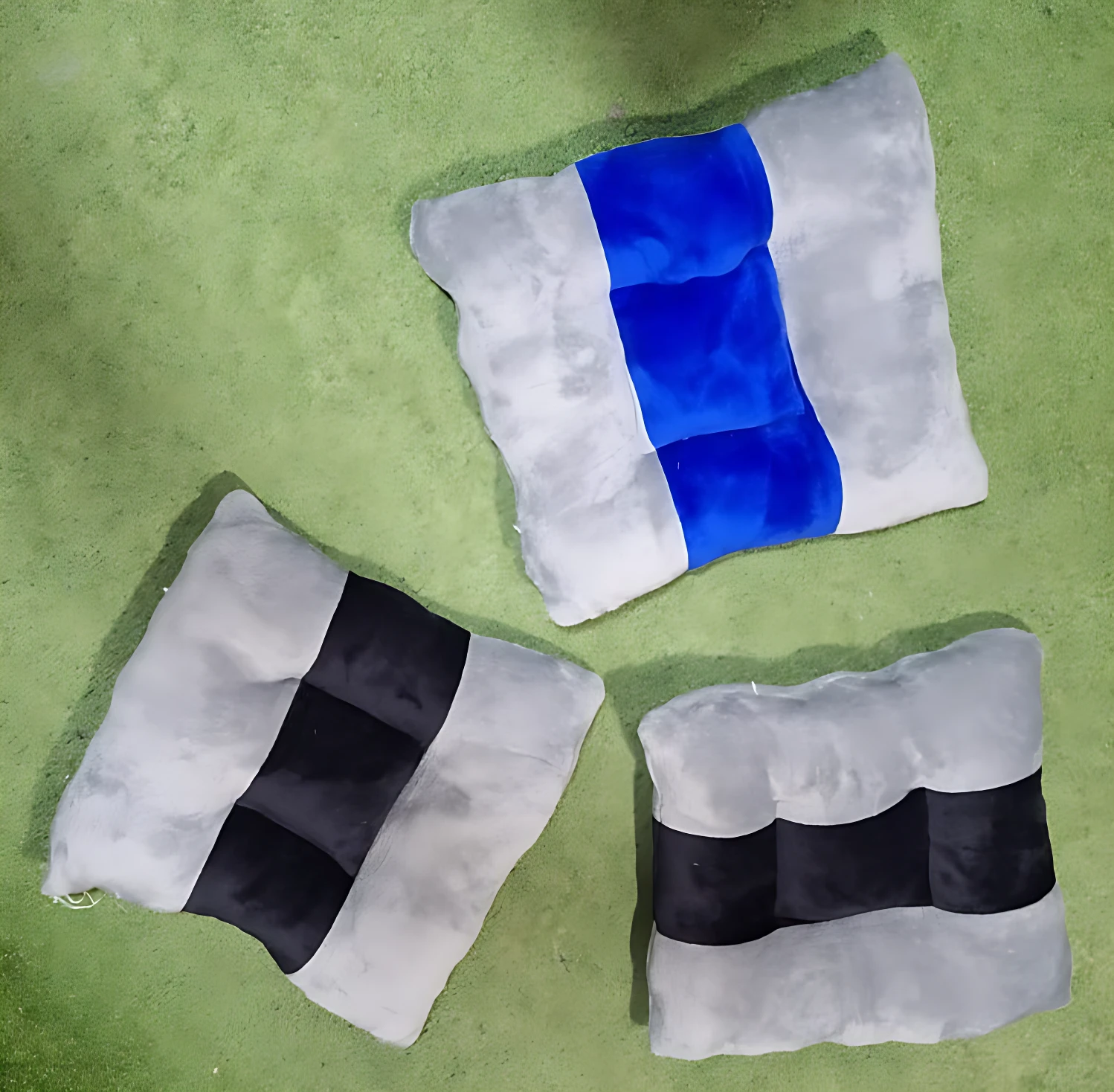 Cojines ergonómicos grises con franjas azules o negras, para sillas, alivian presión y mejoran postura.