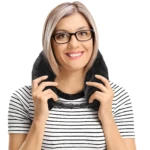 Almohada de viaje negra de felpa con hebilla de clip y bolso integrado, ideal para viajar cómoda.