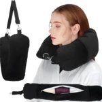 Almohada de viaje negra, compacta y con bolsa integrada para maximizar equipaje, ideal para vuelos.
