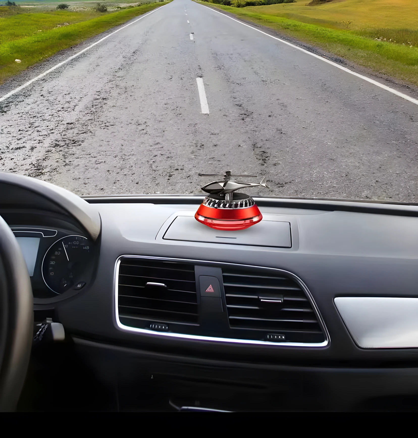 Ambientador solar para carro, diseño helicóptero cromado y base roja, sobre el tablero.