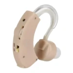 Amplificador auditivo beige, tipo BTE, con interruptor ON/OFF y cubierta de oído transparente.
