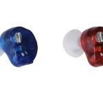 Amplificadores auditivos invisibles: azul y rojo translúcidos con almohadillas blancas.