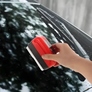 Set x2 antiempañante para parabrisas, limpiador de vidrios rojo y negro en mano, elimina aceite y humedad.
