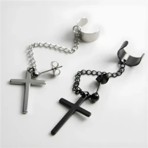 Set de 2 aretes colgantes cruz plateado y negro con cadena y pasador.