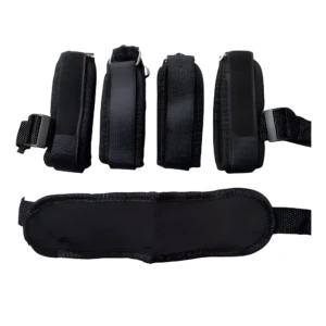 Arneses de bondage negros ajustables para inmovilización sensorial, con almohadillas y correas de velcro.