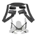 Arnés negro ajustable con correas para muñecas y tobillos, simulando uso en posición de inmovilización.