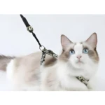 Arnés ajustable para gatos con estampado floral, cómodo y seguro para viajes.